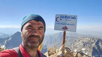 Diyarbakırlı dağcıdan tarihi tırmanış: 4 bin 135 metrede poz verdi