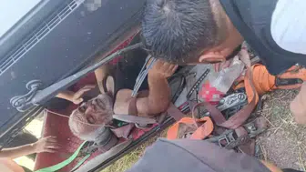 Bismil'de çekici dehşeti Hüksu köyü mevkisinde devrilen araçta sürücü sıkıştı
