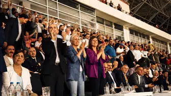 Amedspor'un zaferine Diyarbakır Büyükşehir Eşbaşkanı Bucak da ortak oldu: Tribünde coştu