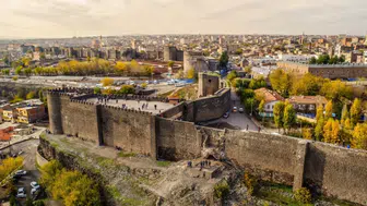 Diyarbakır'da sıcaklık bunaltıyor: En serin nokta 38 derece, bir ilçe rekora koşuyor!