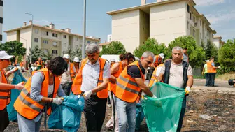 Diyarbakır'da 4 ilçede dip bucak temizlik: Eşbaşkanlar ve vatandaşlar çöpleri topladı