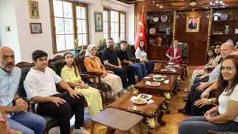 Diyarbakır'da LGS'den tam puan alan öğrenciler Eşbaşkan Bucak'a konuk oldu