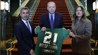 Amedspor heyeti Külliye'de: Cumhurbaşkanı Erdoğan'a 21 numaralı formayı hediye ettiler