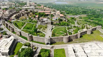 Diyarbakır'da bunaltıcı sıcaklar hayatı olumsuz etkiliyor: İşte 17 ilçede hava durumu