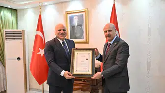 Diyarbakır Valisi Zorluoğlu'ndan Emniyet Müdürü Gökduman'a veda jesti: Başarı belgesi verildi