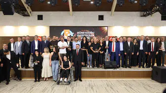 Diyarbakır'da gazetecilere ödül gecesi: Eşbaşkan Bucak'tan barış mesajı