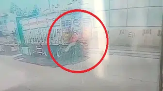Diyarbakır Bağlar'da motosiklet park halindeki TIR'a çarptı: Kurye ağır yaralandı