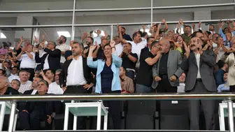 Amedspor Beşiktaş'ı yenip lider oldu, Eşbaşkan Bucak tribünde coşkulu destek verdi