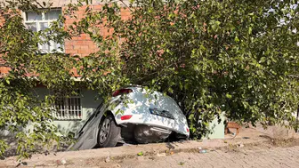 Diyarbakır Sur'da korkutan kaza: Kontrolden çıkan SUV istinat duvarından uçtu