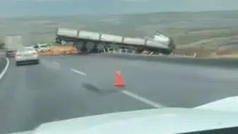 Diyarbakır-Silvan kara yolunda tır kazası: Direksiyon hakimiyeti kayboldu, 1 yaralı