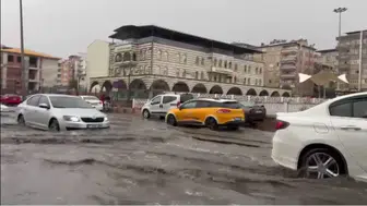 Diyarbakır'da akşam saatlerinde bastıran sağanak hayatı felç etti: Yollar göle döndü