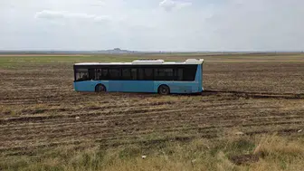 Diyarbakır-Ergani yolunda korkutan kaza: Yolcu otobüsü kontrolden çıkıp tarlaya girdi