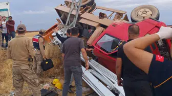 Diyarbakır Ergani'de elektrik arıza ekibini taşıyan kamyonet devrildi: 5 işçi yaralı