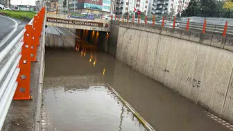 Diyarbakır'da sağanak yağış hayatı felç etti: Alt geçitler sular altında kaldı