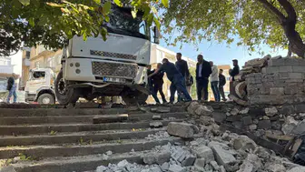 Diyarbakır Çermik'te korku dolu anlar: Freni boşalan kamyon eve daldı