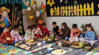 Diyarbakır'da minikler zeytin kırma geleneğiyle tanıştı: Doğal üretim süreci