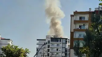 Diyarbakır Bağlar'da site çatısında korkutan yangın: Ekipler müdahale etti
