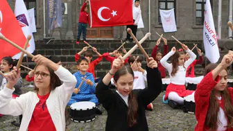 Diyarbakır'ın tarihi Sur sokaklarında 29 Ekim coşkusu: Öğrenciler bayraklarla yürüdü