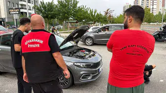 Diyarbakır Kayapınar'da otomobilin kaputuna giren yılan paniği: Vatandaşlar müdahale etti