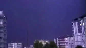 Diyarbakır Kayapınar'da korku dolu gece: İki apartmana yıldırım isabet etti