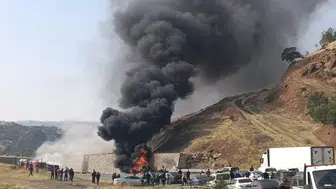 Bitlis-Diyarbakır yolunda korkutan kaza: TIR duvara çarpıp alev aldı