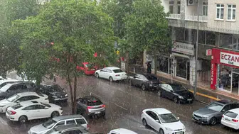 Diyarbakır'da gökyüzü bir anda karardı Ani bastıran sağanak yolları göle çevirdi