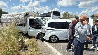 Diyarbakır-Silvan kara yolunda kurbanlık aracı kaza yaptı 1’i ağır 4 kişi yaralandı