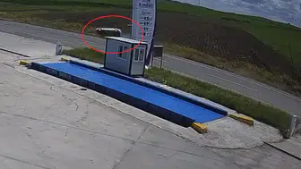 Bismil'de kontrolden çıkan araç tarlaya uçtu Aynı aileden 4 kişi yaralandı