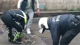 Diyarbakır'da sağanak trafiği kilitledi Polis ekipleri sular altında kalan yolu açtı