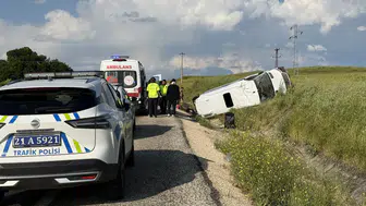 Diyarbakır-Silvan karayolunda yolcu minibüsü kaza yaptı 19 vatandaş yaralandı