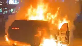 Alev topuna dönen elektrikli SUV yangın battaniyesi kullanılarak söndürüldü