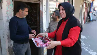 Bağlar'ın Muradiye Mahallesi'nde bayram ikramları yüzleri güldürdü Muhtar Demir sahada
