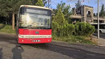 Diyarbakır'da ulaşım paniği Dicle Üniversitesi yolunda halk otobüsü refüje daldı