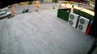 Diyarbakır Silvan Bulvarı'nda yürekleri ağza getiren kaza anı güvenlik kamerasında