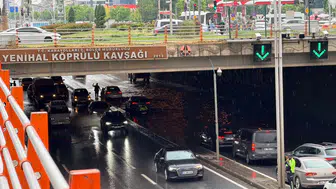 Diyarbakır'da sağanak; yollar göle döndü, iş, gelişmeye ilişkin ayrıntılar netleşiyor