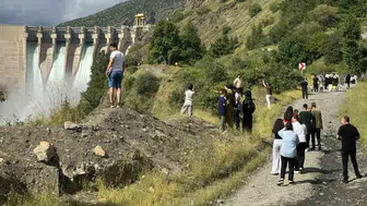 Çüngüş Karakaya Barajı'nda 7 yıl sonra gelen tahliye görüntüsü vatandaşları mest etti