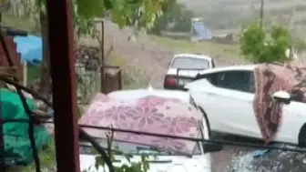 Çermik kırsalında dolu yağışı paniği Vatandaşlar araçlarını battaniyelerle sardı