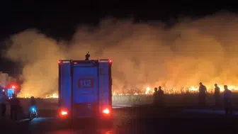 Bağlar'da akşam saatlerinde çıkan anız yangını Diyarbakır Havalimanı yakınını duman altına aldı