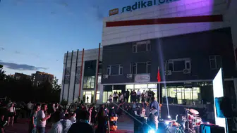 Diyarbakır'da Radikal Eğitim Kurumları mezunları okul kampüsünde kep fırlattı