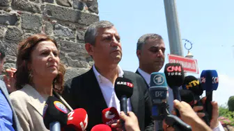 Özgür Özel Diyarbakır'da Tahir Elçi'nin anısına karanfil bıraktı Yol cümleden uludur