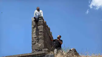 Diyarbakır'ın tarihi Sur ilçesinde yürek yakan intihar girişimi Bir saat sonra ikna edildi