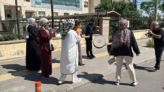 Diyarbakır'da 2 yıllık boşanma davası Adliye çıkışında davullu halay ve bağlamalı yanıt