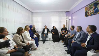 Diyarbakır'da duygusal buluşma Özgür Özel, Rojin Kabaiş'in ailesine taziye ziyaretinde