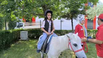 Diyarbakır'da burslu öğrenciler ve aileleri Çınar'daki hipodromda bir araya geldi