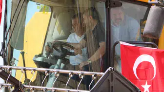 Diyarbakır'da hububat hasadına katılan Özgür Özel'den çiftçinin geçim derdi vurgusu