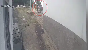 Ergani'de engelli kızı için rampa çalışması yaptıran anneye komşusundan kürekli saldırı