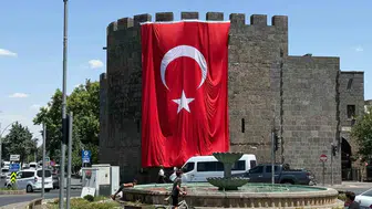 15 Temmuz anısına Diyarbakır’ın tarihi surları dev Türk bayrağı ile donatıldı