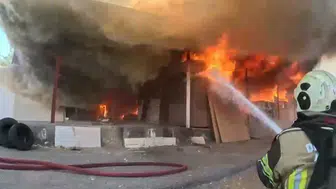 Diyarbakır Kayapınar’daki marangoz atölyesi yangını İtfaiyecilerin zorlu mücadelesi kask