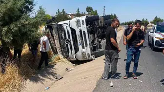 Diyarbakır-Çınar hattında trafik kazası Kontrolden çıkan tır şarampole devrildi