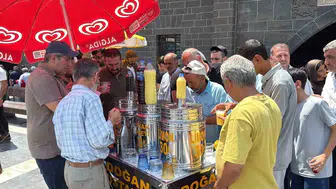 Diyarbakır'da cuma namazı sonrası süren kadim paylaşım geleneği 200 kişiye ikram